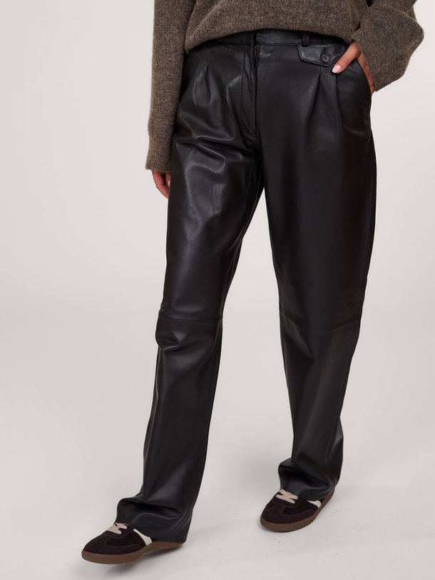 Ontdek de Ripley lederen wide leg broek van Alter Ego in de kleur donkerbruin bij Orangebag. Op werkdagen voor 21:45 besteld, morgen in huis.