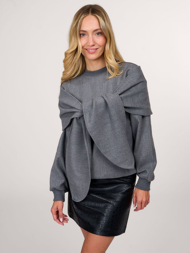 Ontdek de Suave viscosemix sweater met knoop detail van Chptr-s in de kleur grijs bij Orangebag. Op werkdagen voor 21:45 besteld, morgen in huis.