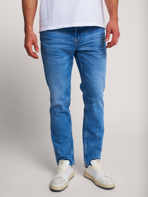 Ontdek de Tony regular waist straight fit jeans van NN.07 in de kleur blauw bij Orangebag. Op werkdagen voor 21:45 besteld, morgen in huis.