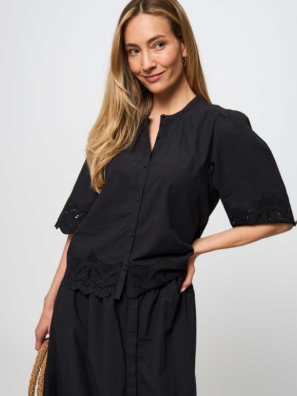 Ontdek de Sade katoenen blouse met opengewerkte broderie van Ruby Tuesday in de kleur antraciet bij Orangebag. Op werkdagen voor 21:45 besteld, morgen in huis.