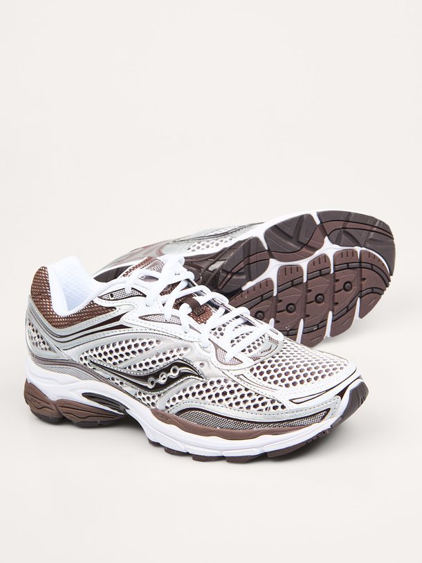 Ontdek de Progrid Omni 9 mesh sneakers van Saucony in de kleur Donkerbruin bij Orangebag. Op werkdagen voor 21:45 besteld, morgen in huis.