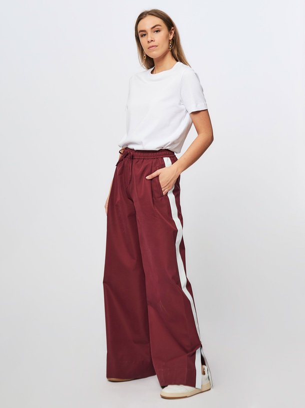 Ontdek de Fleetwoodmac katoenmix broek van Essentiel Antwerp in de kleur bordeauxrood bij Orangebag. Op werkdagen voor 21:45 besteld, morgen in huis.