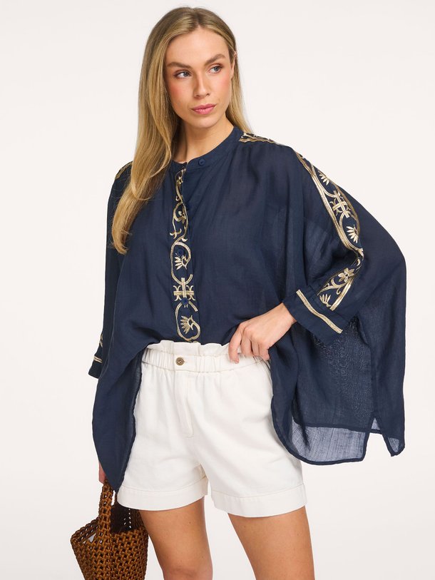 Ontdek de Ramie blouse met borduursel van Greek Archaic Kori in de kleur Donkerblauw bij Orangebag. Op werkdagen voor 21:45 besteld, morgen in huis.