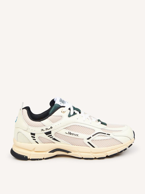 Ontdek de The Re-Run Classic mesh sneakers van Mercer Amsterdam in de kleur Off-white bij Orangebag. Op werkdagen voor 21:45 besteld, morgen in huis.