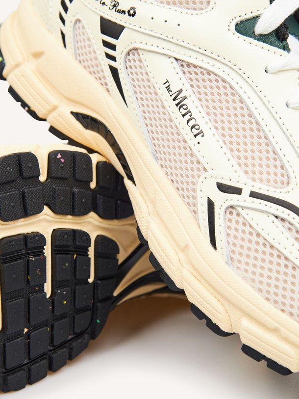 Ontdek de The Re-Run Classic mesh sneakers van Mercer Amsterdam in de kleur Off-white bij Orangebag. Op werkdagen voor 21:45 besteld, morgen in huis.