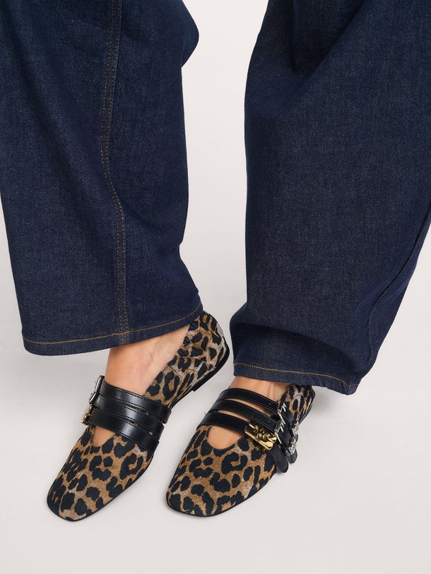 Ontdek de Ballerina's met leopard dessin van Ganni in de kleur Bruin bij Orangebag. Op werkdagen voor 21:45 besteld, morgen in huis.
