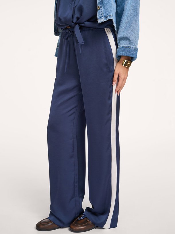 Ontdek de Dare geweven satijnlook broek van Dante 6 in de kleur Donkerblauw bij Orangebag. Op werkdagen voor 21:45 besteld, morgen in huis.