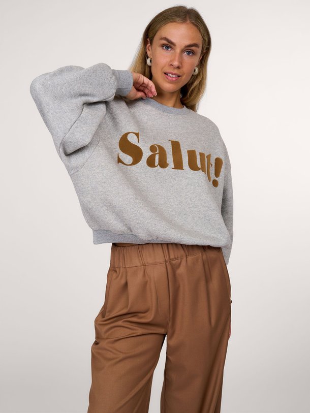 Ontdek de Bibi katoenmix sweater met print van By-Bar in de kleur grijs bij Orangebag. Op werkdagen voor 21:45 besteld, morgen in huis.