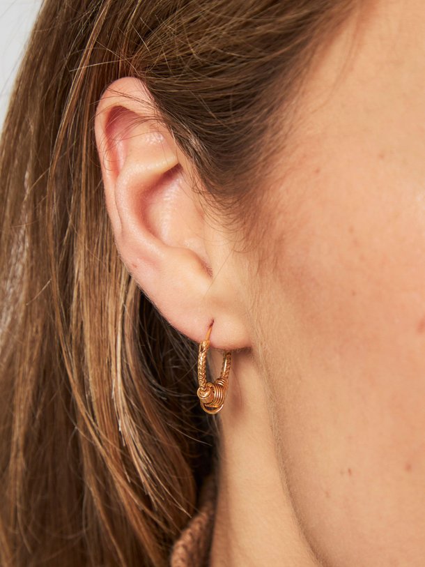 Ontdek de Vive vergulde oorringen van By-Bar in de kleur goudkleur bij Orangebag. Op werkdagen voor 21:45 besteld, morgen in huis.
