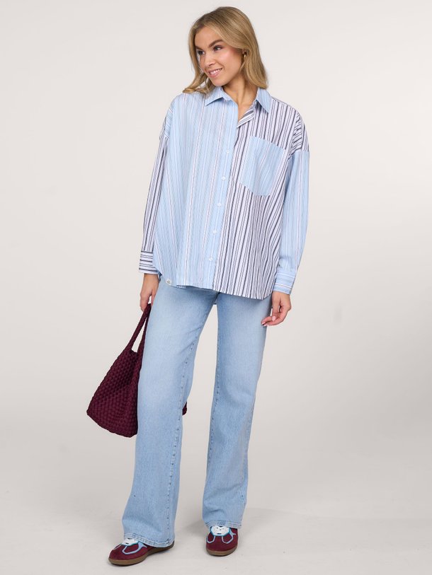 Ontdek de Yarpo katoenen blouse met gestreept dessin van Mads Norgaard in de kleur lichtblauw bij Orangebag. Op werkdagen voor 21:45 besteld, morgen in huis.