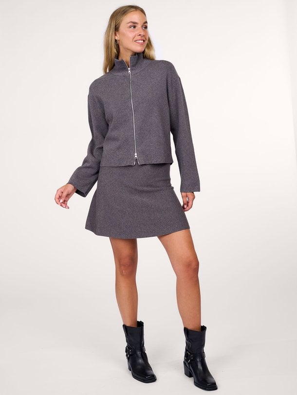 Ontdek de Opaya viscosemix gemêleerd vest van Second Female in de kleur grijs bij Orangebag. Op werkdagen voor 21:45 besteld, morgen in huis.
