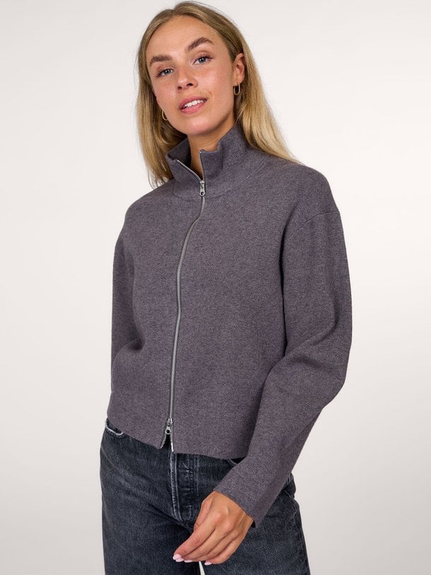 Ontdek de Opaya viscosemix gemêleerd vest van Second Female in de kleur grijs bij Orangebag. Op werkdagen voor 21:45 besteld, morgen in huis.