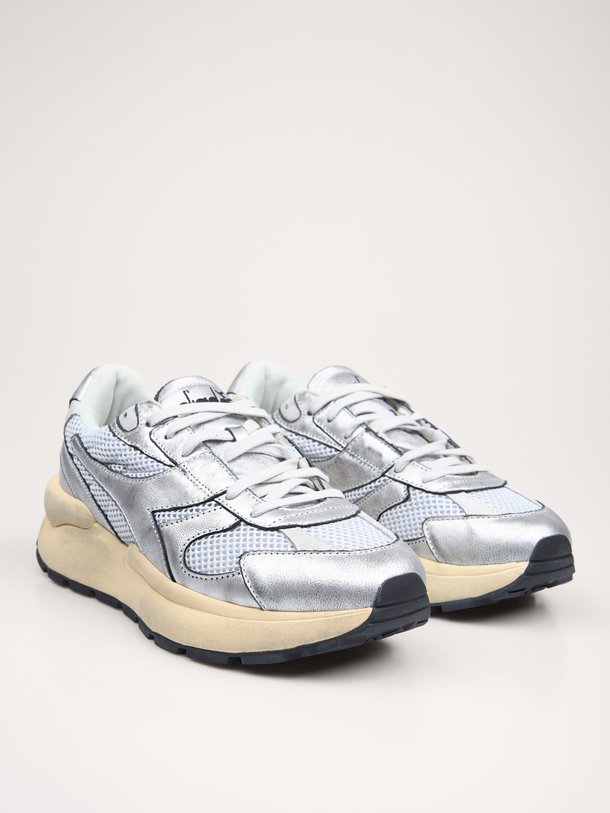 Ontdek de Mercury Elite lederen metallic sneakers van Diadora in de kleur zilverkleur bij Orangebag. Op werkdagen voor 21:45 besteld, morgen in huis.