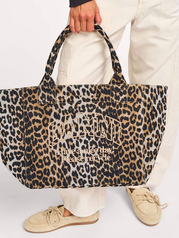 Ontdek de Organic cotton logo shopper van Ganni in de kleur Bruin bij Orangebag. Op werkdagen voor 21:45 besteld, morgen in huis.