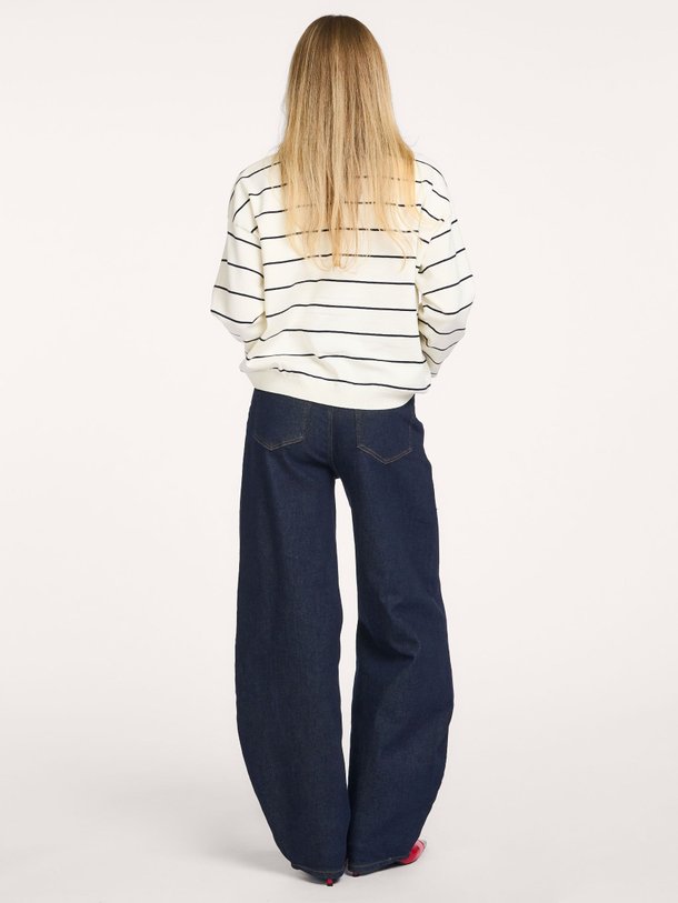Ontdek de Mae high waist barrel fit stretch jeans van Gestuz in de kleur Donkerblauw bij Orangebag. Op werkdagen voor 21:45 besteld, morgen in huis.