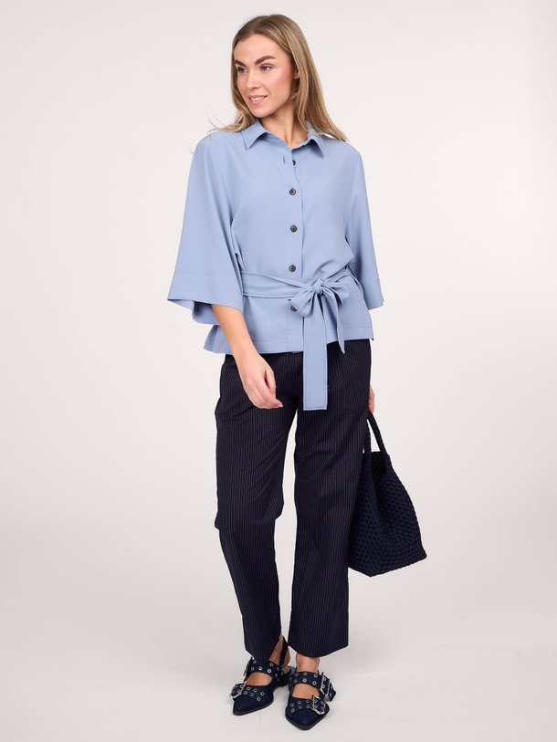 Ontdek de Katoenen pantalon met krijtstreep van Zenggi in de kleur donkerblauw bij Orangebag. Op werkdagen voor 21:45 besteld, morgen in huis.