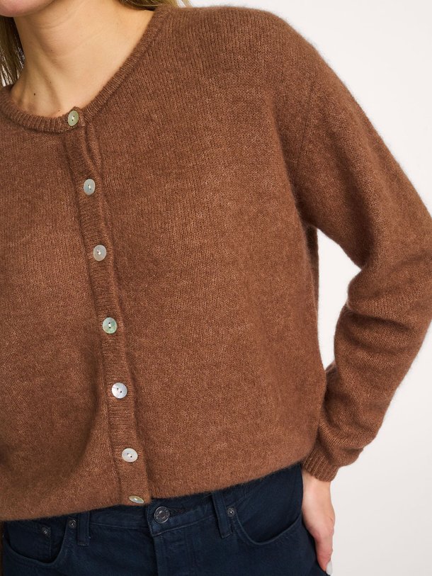 Ontdek de Vitow alpacamix vest van American Vintage in de kleur Bruin bij Orangebag. Op werkdagen voor 21:45 besteld, morgen in huis.