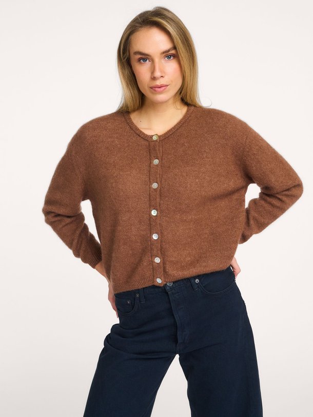 Ontdek de Vitow alpacamix vest van American Vintage in de kleur Bruin bij Orangebag. Op werkdagen voor 21:45 besteld, morgen in huis.