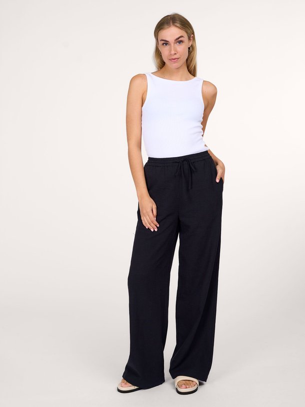 Ontdek de Loise linnen broek van Co'Couture in de kleur zwart bij Orangebag. Op werkdagen voor 21:45 besteld, morgen in huis.