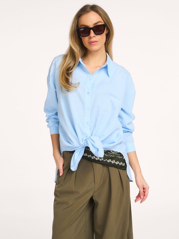 Ontdek de Sunna katoenmix blouse van My Essential Wardrobe in de kleur Lichtblauw bij Orangebag. Op werkdagen voor 21:45 besteld, morgen in huis.