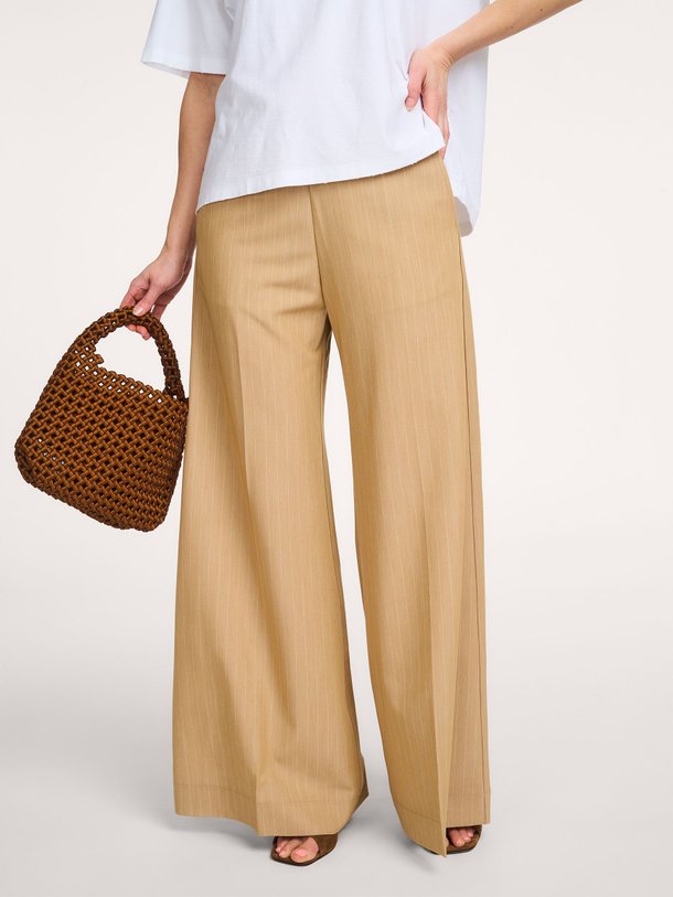 Ontdek de Super Woody viscosemix krijtstreep broek van Sea Me Happy in de kleur Zand bij Orangebag. Op werkdagen voor 21:45 besteld, morgen in huis.