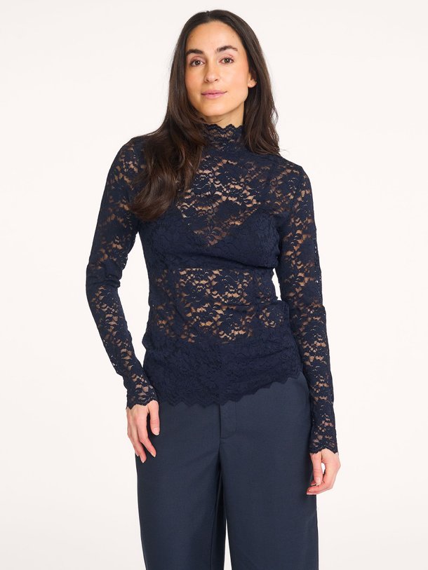 Ontdek de Liza geweven kanten top van Neo Noir in de kleur Donkerblauw bij Orangebag. Op werkdagen voor 21:45 besteld, morgen in huis.