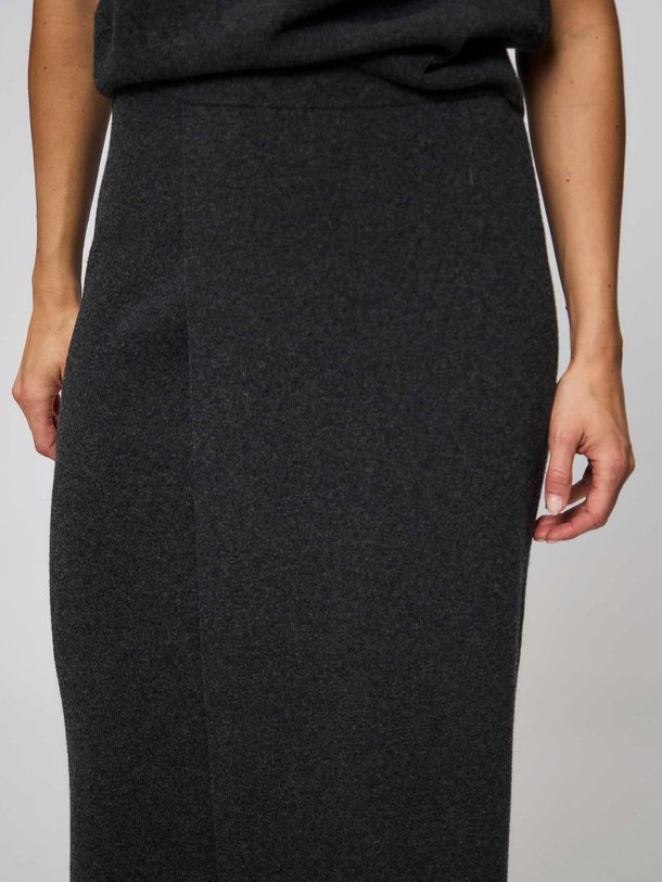 Ontdek de Manzi wollen gemêleerde rok van Gestuz in de kleur antraciet bij Orangebag. Op werkdagen voor 21:45 besteld, morgen in huis.