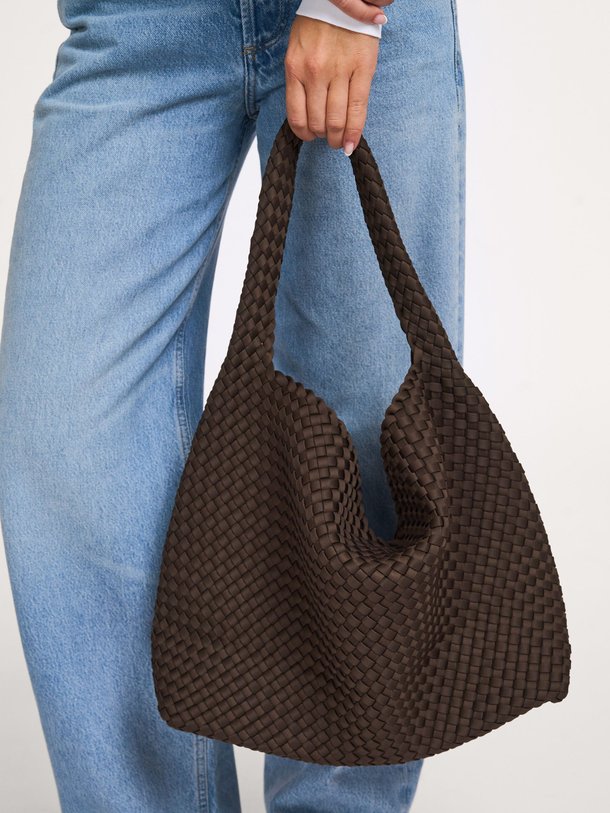 Marrea Braided Bucket Handtas Large - Donkerbruin Ontdek de Braided bucket handtas large van Marrea in de kleur donkerbruin bij Orangebag. Op werkdagen voor 21:45 besteld, morgen in huis.