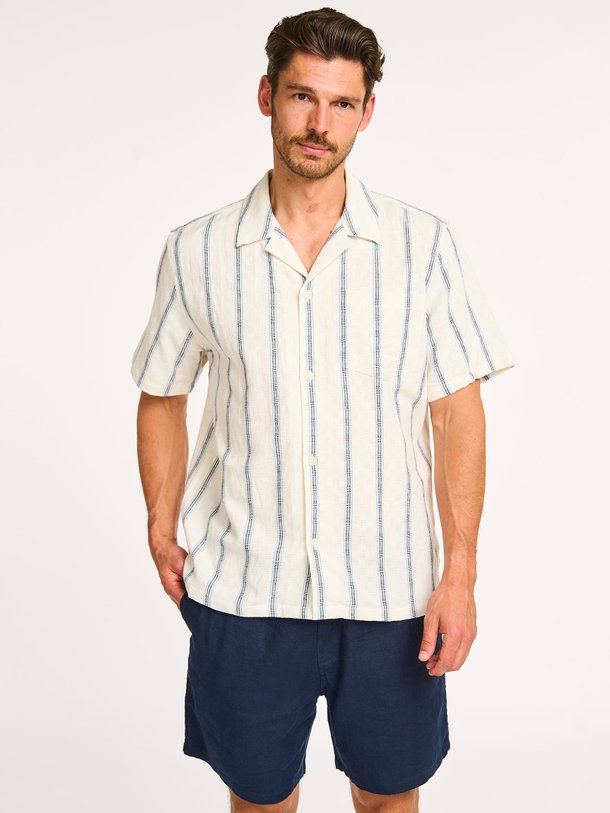 Ontdek de Lukas katoenen overhemd met gesteept dessin van Les Deux in de kleur ecru bij Orangebag. Op werkdagen voor 21:45 besteld, morgen in huis.