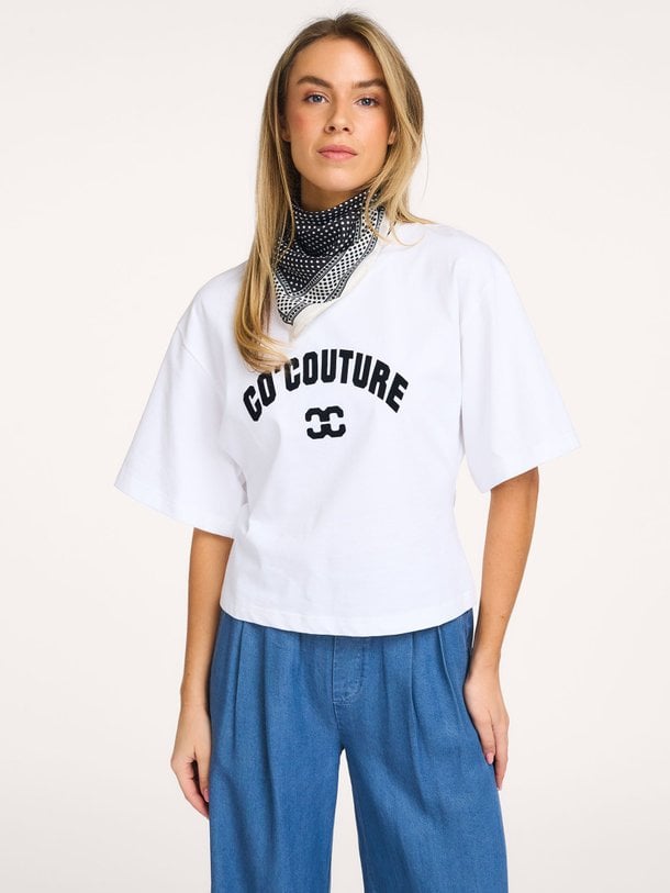 Ontdek de Zenga katoenen T-shirt met logo van Co'Couture in de kleur Wit bij Orangebag. Op werkdagen voor 21:45 besteld, morgen in huis.