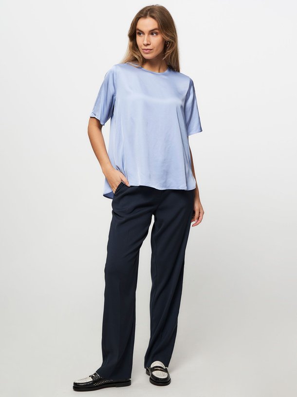 Ontdek de Denise viscose glanzende top van Samsoe Samsoe in de kleur blauw bij Orangebag. Op werkdagen voor 21:45 besteld, morgen in huis.