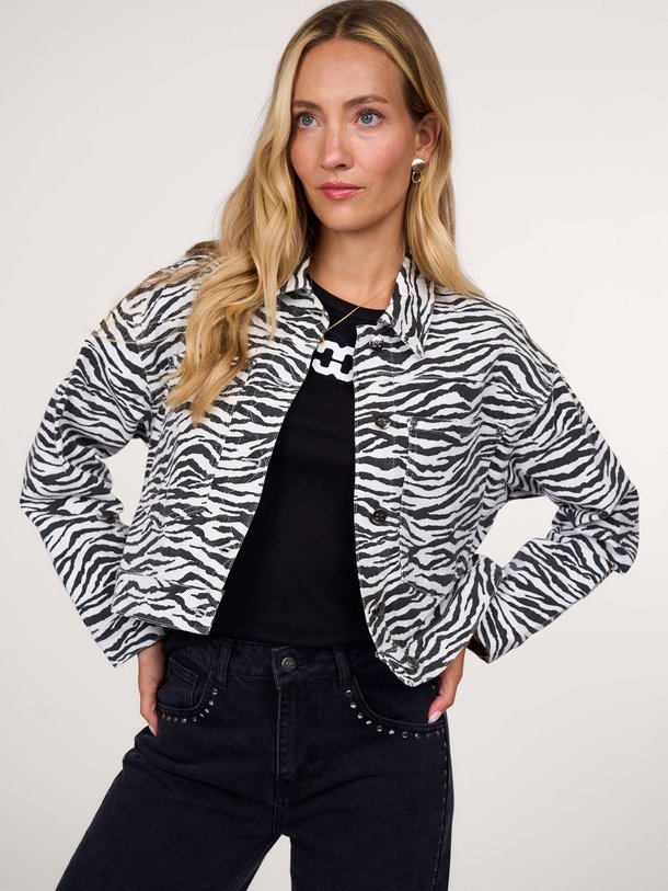 Ontdek de Zion katoenmix jasje met zebra print van Co'Couture in de kleur zwart bij Orangebag. Op werkdagen voor 21:45 besteld, morgen in huis.