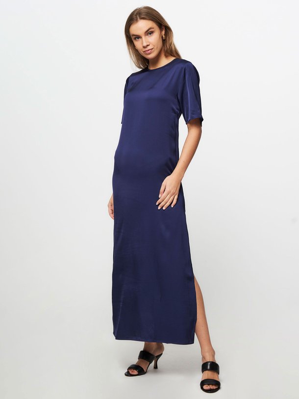 Ontdek de Sadenise viscose maxi jurk van Samsoe Samsoe in de kleur donkerblauw bij Orangebag. Op werkdagen voor 21:45 besteld, morgen in huis.