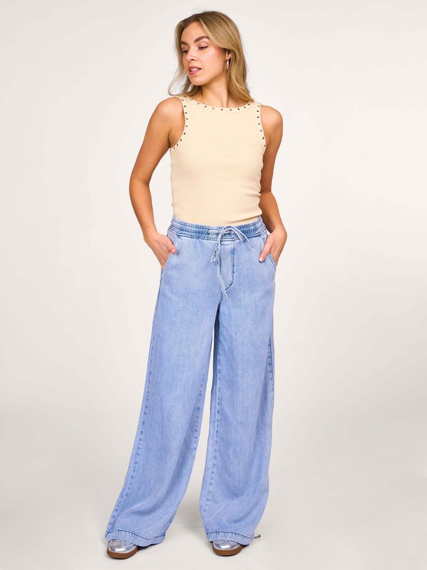Ontdek de Felina mid waist loose fit non-stretch jeans van Gestuz in de kleur blauw bij Orangebag. Op werkdagen voor 21:45 besteld, morgen in huis.