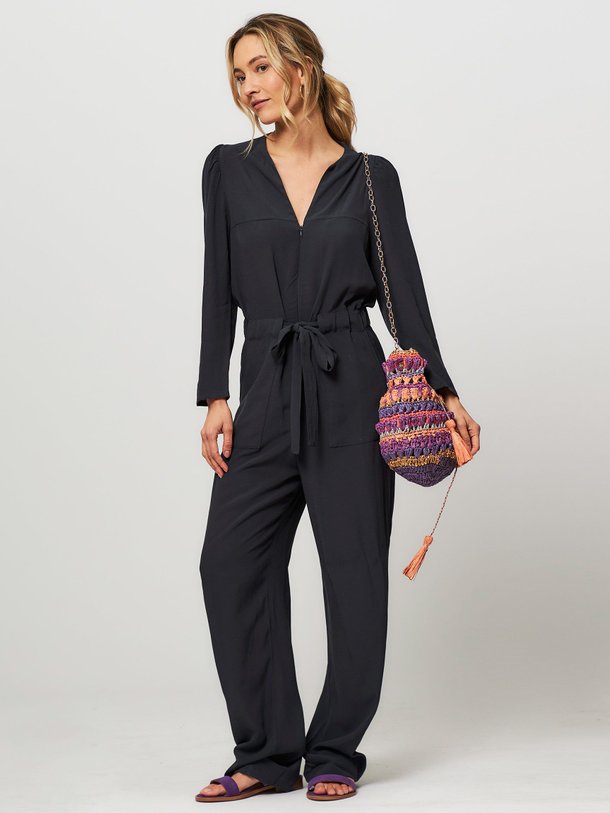 Ontdek de Vida viscose jumpsuit van By-Bar in de kleur donkerblauw bij Orangebag. Op werkdagen voor 21:45 besteld, morgen in huis.