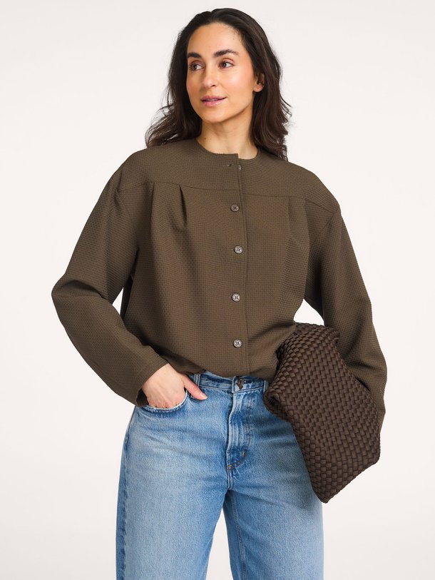 Ontdek de Selma geweven jack met structuur van Studio Anneloes in de kleur Army bij Orangebag. Op werkdagen voor 21:45 besteld, morgen in huis.