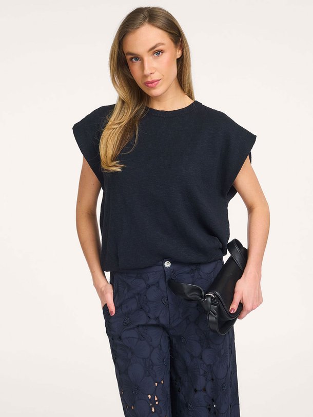 Ontdek de Vae katoenen top van Ruby Tuesday in de kleur Donkerblauw bij Orangebag. Op werkdagen voor 21:45 besteld, morgen in huis.