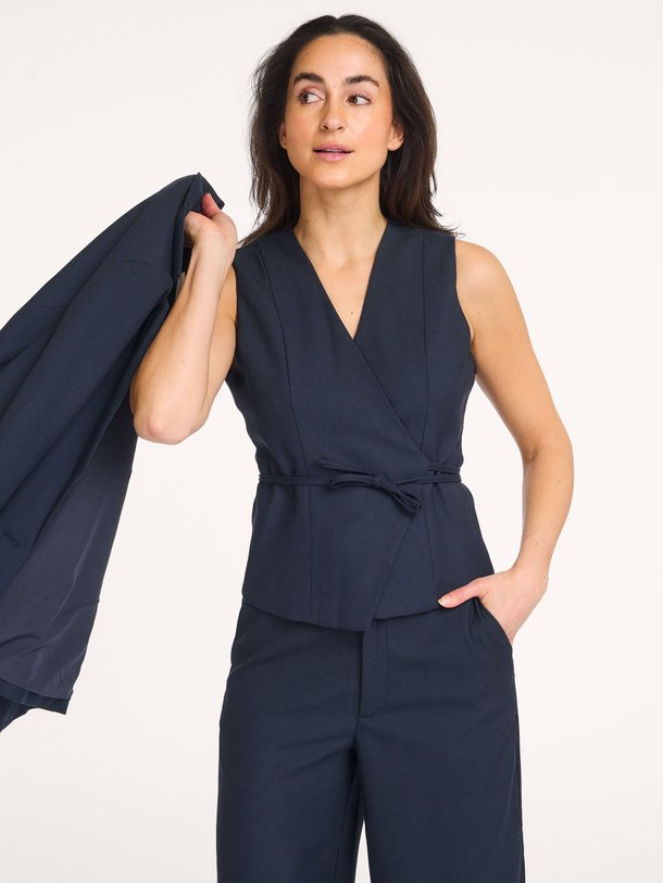 Ontdek de Samara viscosemix gilet van Neo Noir in de kleur Donkerblauw bij Orangebag. Op werkdagen voor 21:45 besteld, morgen in huis.