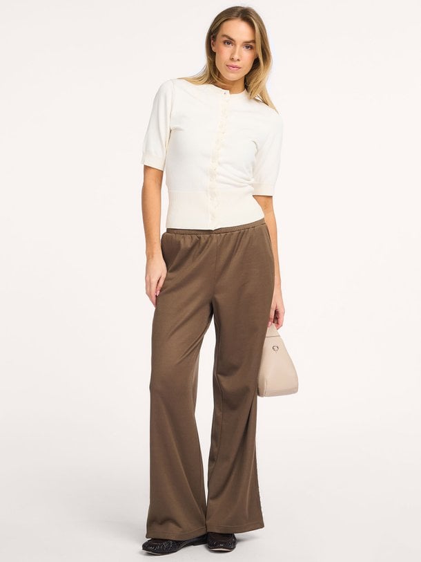 Ontdek de Brynhil geweven broek met bies van Modstrom in de kleur Bruin bij Orangebag. Op werkdagen voor 21:45 besteld, morgen in huis.
