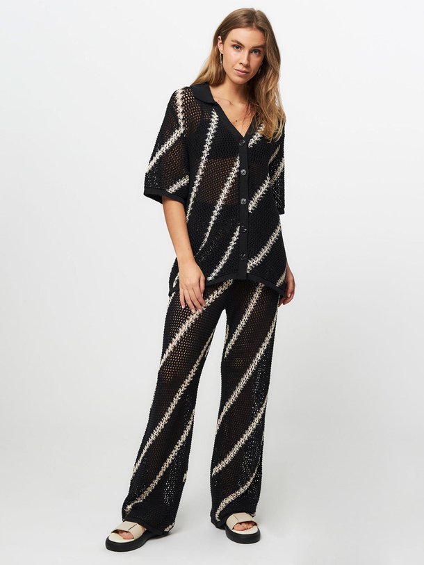 Ontdek de Saisha katoenen broek met dessin van Samsoe Samsoe in de kleur zwart bij Orangebag. Op werkdagen voor 21:45 besteld, morgen in huis.