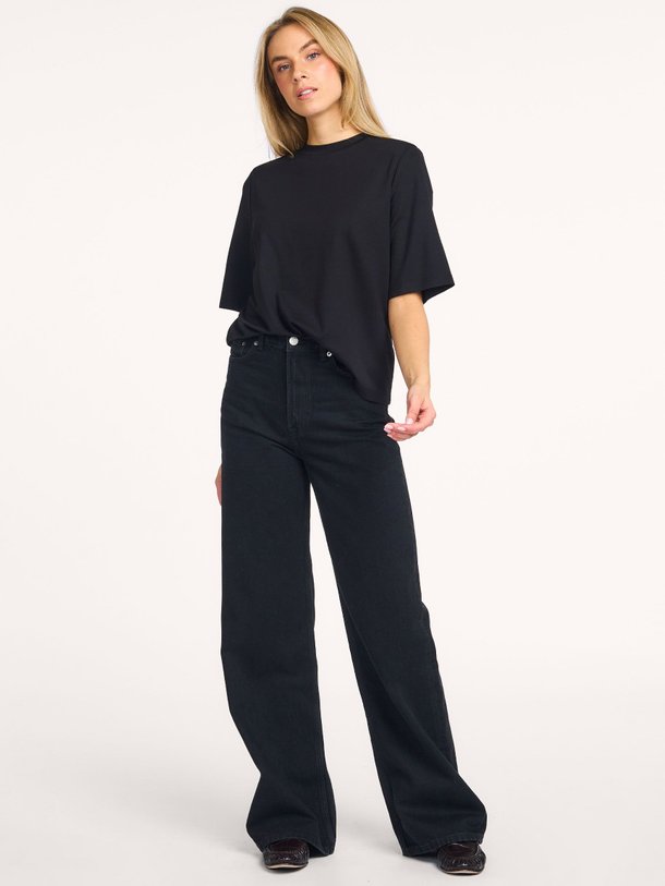 Ontdek de Rebecca high waist wide leg jeans van Samsoe Samsoe in de kleur Zwart bij Orangebag. Op werkdagen voor 21:45 besteld, morgen in huis.