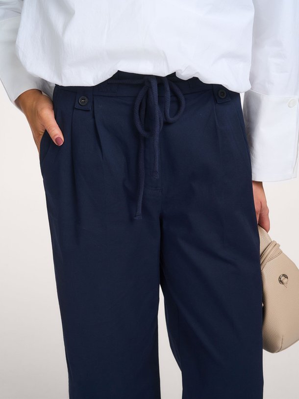 Ontdek de Katoenmix broek van Yaya in de kleur Donkerblauw bij Orangebag. Op werkdagen voor 21:45 besteld, morgen in huis.