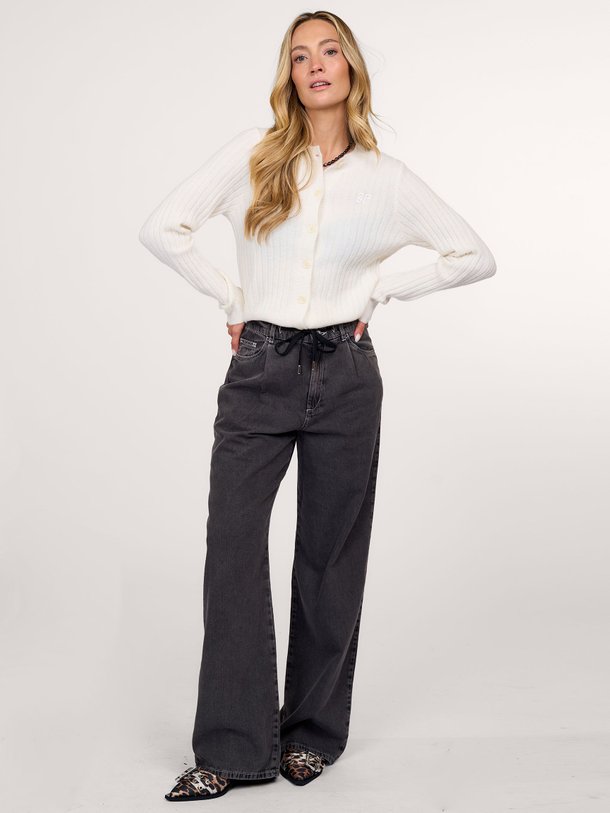 Ontdek de Nanny high waist wide leg jeans van Baum und Pferdgarten in de kleur zwart bij Orangebag. Op werkdagen voor 21:45 besteld, morgen in huis.