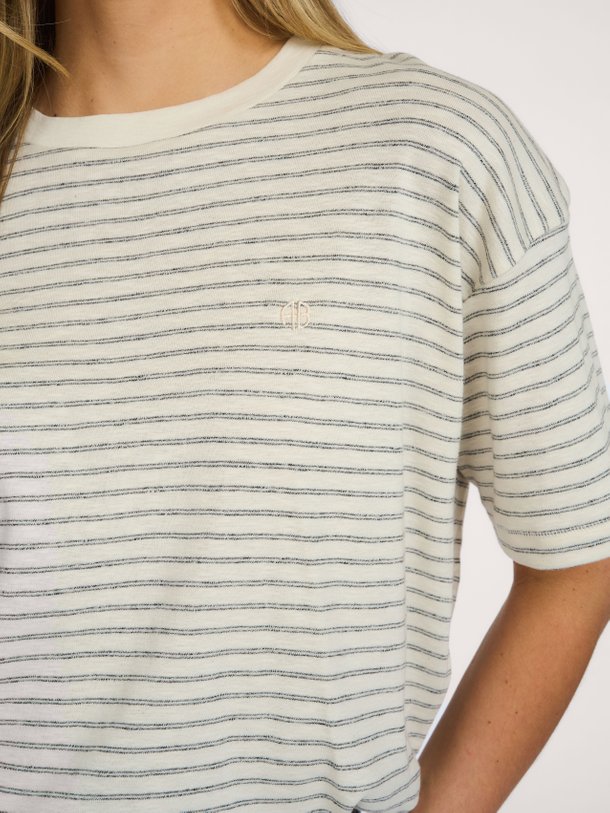 Ontdek de CADE TEE van Anine Bing bij Orangebag. Op werkdagen voor 21:45 besteld, morgen in huis.