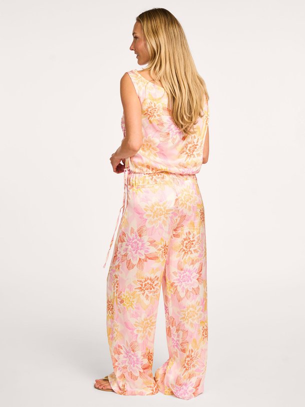 Ontdek de Annissa viscose top met print van Frnch in de kleur lichtroze bij Orangebag. Op werkdagen voor 21:45 besteld, morgen in huis.