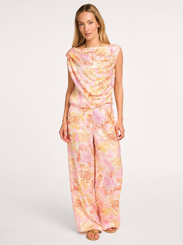 Ontdek de Annissa viscose top met print van Frnch in de kleur lichtroze bij Orangebag. Op werkdagen voor 21:45 besteld, morgen in huis.