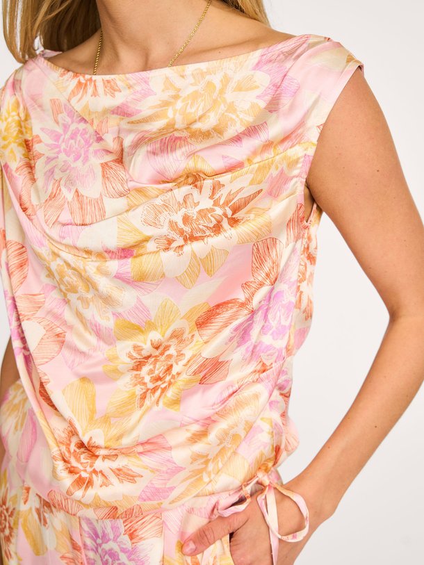 Ontdek de Annissa viscose top met print van Frnch in de kleur lichtroze bij Orangebag. Op werkdagen voor 21:45 besteld, morgen in huis.