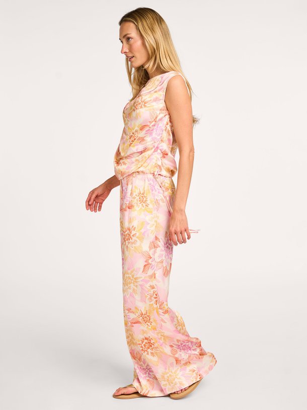 Ontdek de Annissa viscose top met print van Frnch in de kleur lichtroze bij Orangebag. Op werkdagen voor 21:45 besteld, morgen in huis.