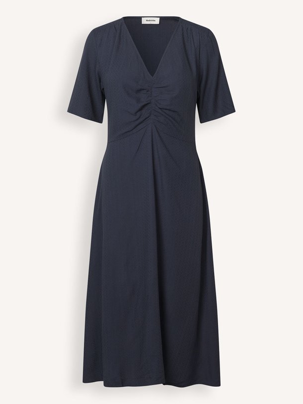 Ontdek de Miguel eco vero viscose jurk van Modstrom in de kleur donkerblauw bij Orangebag. Op werkdagen voor 21:45 besteld, morgen in huis.