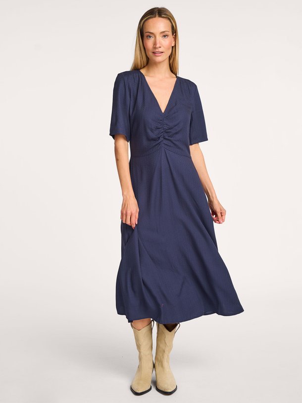 Ontdek de Miguel eco vero viscose jurk van Modstrom in de kleur donkerblauw bij Orangebag. Op werkdagen voor 21:45 besteld, morgen in huis.